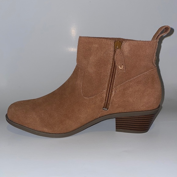 Vionic Shoes - NWOT vionic ankle boots